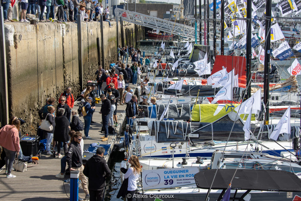 Ambiance sur les pontons avant le départ